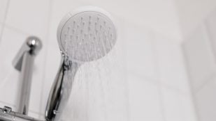 Ducharse con agua fría en verano