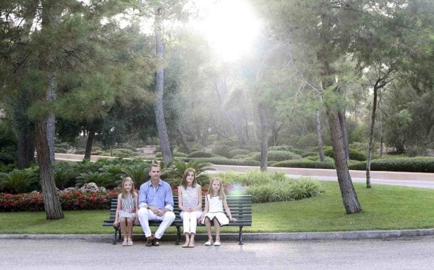Los Reyes y sus hijas en los Jardines del Palacio de Marivent. (Foto: Europa Press)