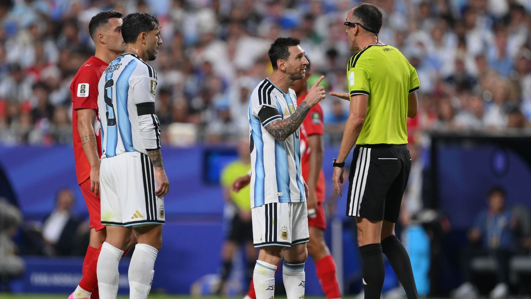 A mí háblame bien: sale a la luz la imagen de autoridad de Messi con el árbitro del Argentina-Suiza