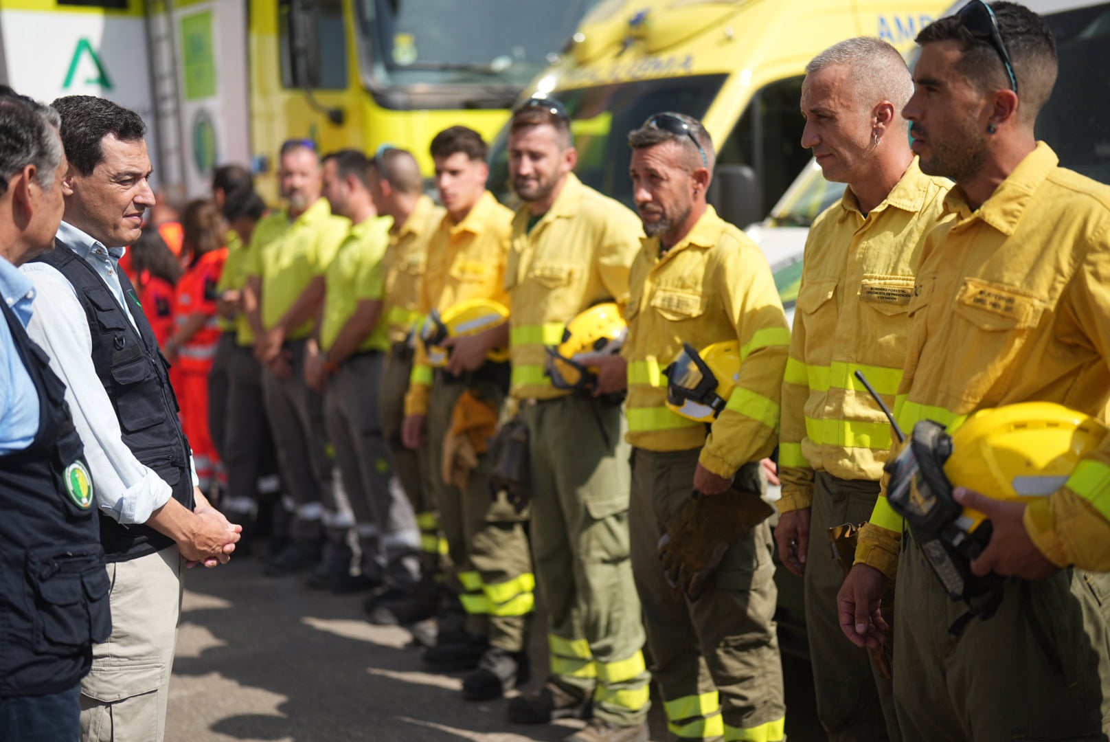 Juan Manuel Moreno, presidente de la Junta de Andalucía, saluda a los miembros del Infoca que han participado en la extinción del incendio de Almería. (Foto: Junta de Andalucía).
