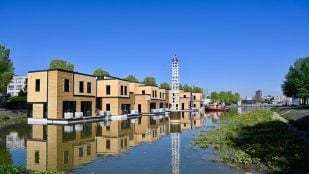 Nassauhaven es considerada la primera calle flotante de la ciudad. Foto: Centro Global sobre Adaptación - Public Domain Architects