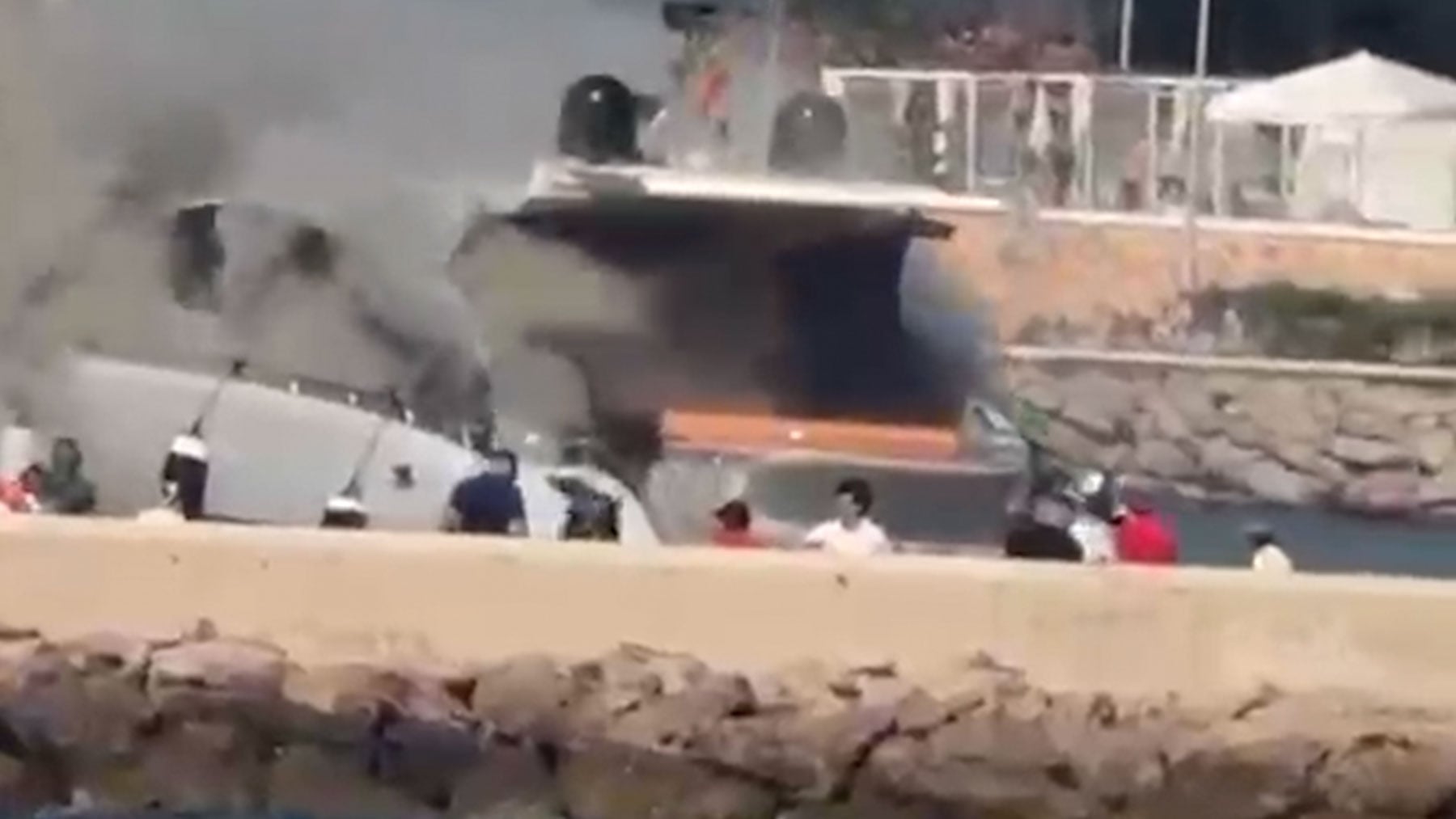 Espectaculares imágenes de un gran yate de lujo ardiendo en la Marina Botafoc de Ibiza