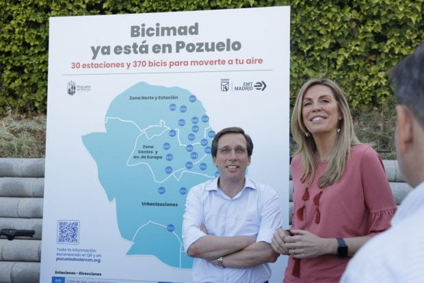 Almeida-y-Tejero-durante-la-inauguracion-de-bicimad-en-Pozuelo