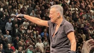 Bruce Springsteen actuando en el Climate Pledge Arena en Seattle, Washington, el 27 de febrero de 2023. Foto: Dharmabumstead, CC BY-SA 4.0 - Wikimedia Commons