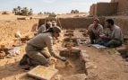 Arqueólogos descubren 18 tumbas en Egipto. Imagen generada con IA.