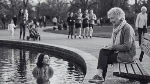 Dos mujeres felices. Imagen generada con IA.