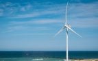 Molino de viento en la playa. Foto: Freepik wirestock