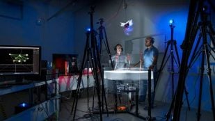 Dron Robot Floaty, Michael Mühlebach (izquierda) y Ghadeer Elmkaiel (derecha). // Crédito MPI-IS / W. Scheible