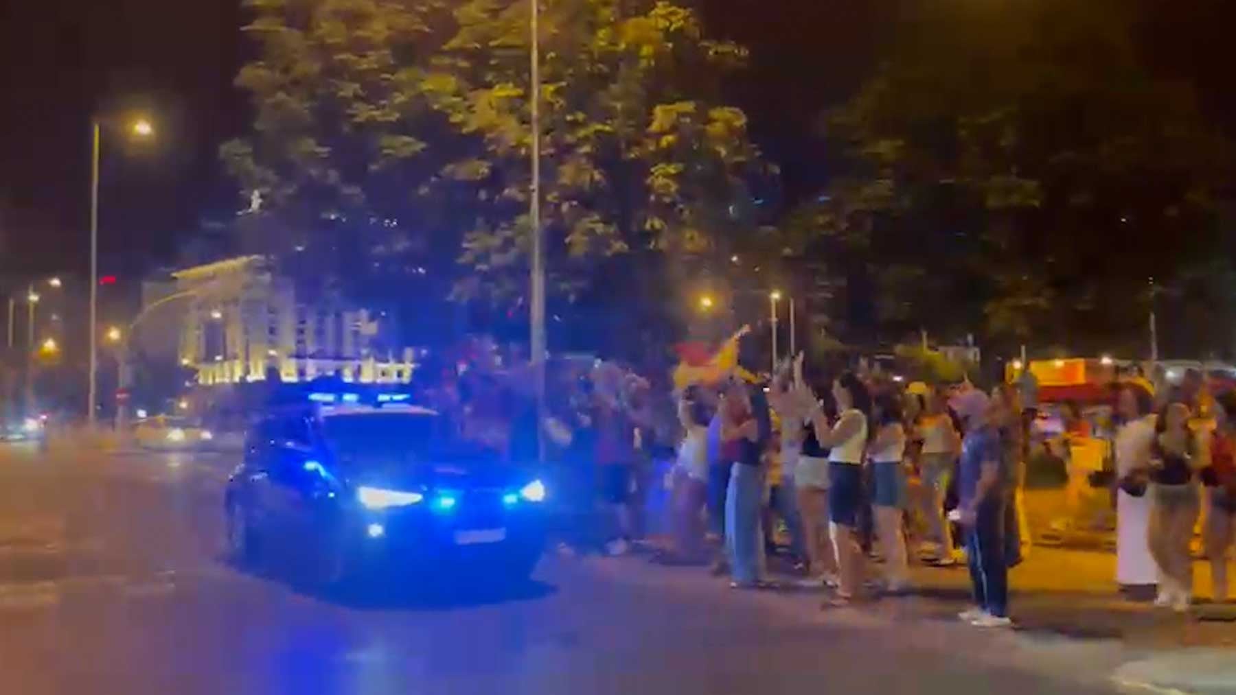 La Policía rompe el protocolo y se suma a la fiesta de España: ¡Yo soy español!