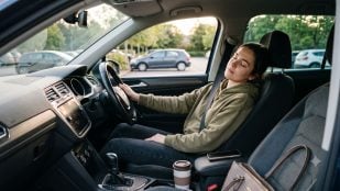 Una persona en su coche