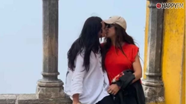 Julieta Grajales y Vanesa Martín besándose en las redes sociales (Instagram).