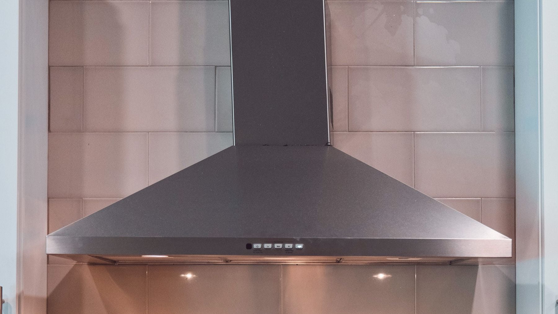 La Ley de Propiedad Horizontal lo confirma: el artículo 7.2 contempla multas de 3.000 euros por tener el extractor de cocina mal orientado