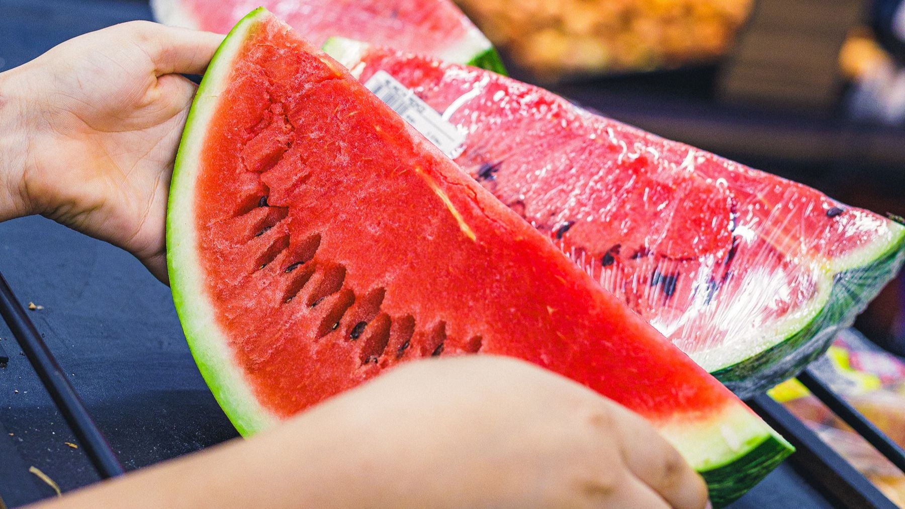 Los expertos en seguridad alimentaria coinciden: No compres sandías cortadas en el supermercado