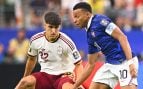 Pau Cubarsí defiende a Kylian Mbappé (EP)