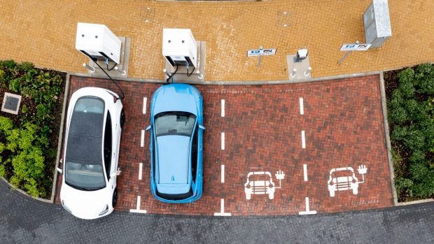 picaresca-cargar-coche-electrico-plazas