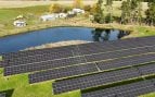 Vista aérea de una planta solar, con un estanque en Cromwell, Nueva Zelanda. Foto: Freepik - brgfx