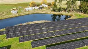 Vista aérea de una planta solar, con un estanque en Cromwell, Nueva Zelanda. Foto: Freepik - brgfx