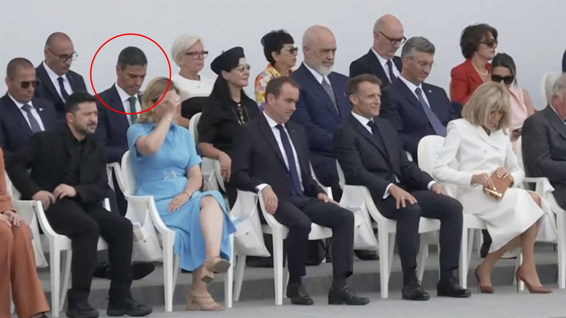 Éste es el momento en el que Sánchez conoce la condena a su hermano mientras asiste a la Fiesta Nacional de Francia