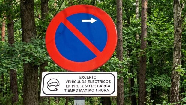 señal tráfico carga coche eléctrico españa