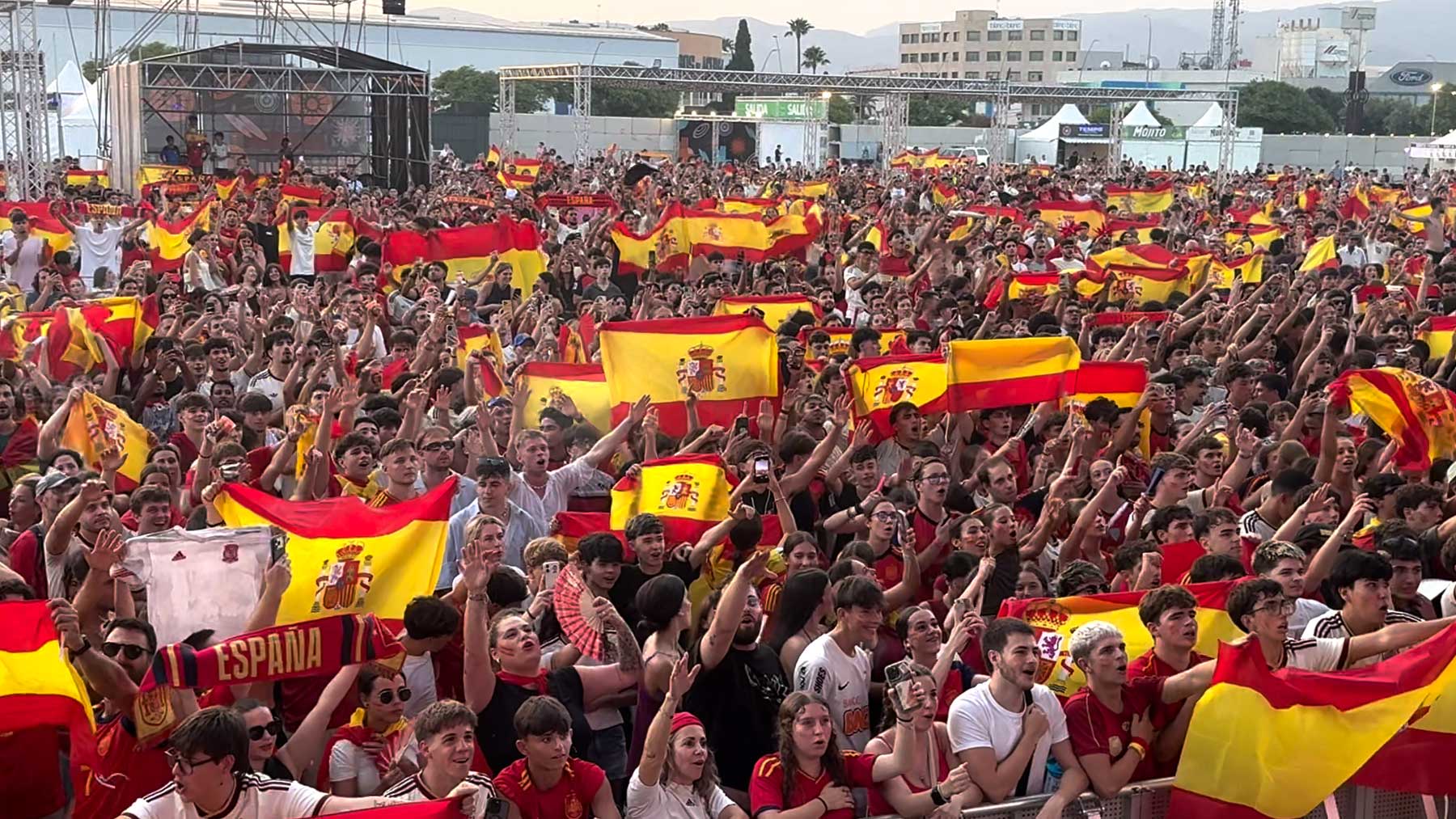 Son Fusteret reúne a miles de aficionados para vivir la semifinal del Mundial entre España y Francia en una noche histórica