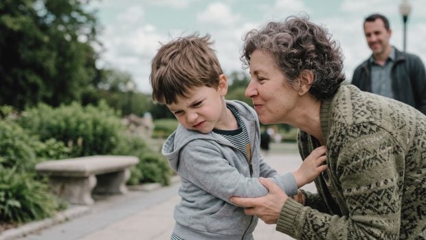Niño no quiere dar beso a una familiar. Foto generada con IA.