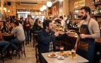 La psicología sugiere que las personas que nunca se sientan de espaldas a una habitación llena de gente comparten estos rasgos