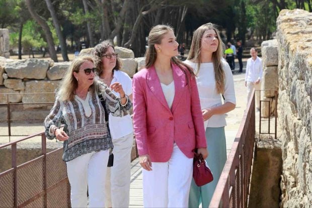 La princesa Leonor y la infanta Sofía en el conjunto arqueológico de Empúries. (Foto: Casa Real)