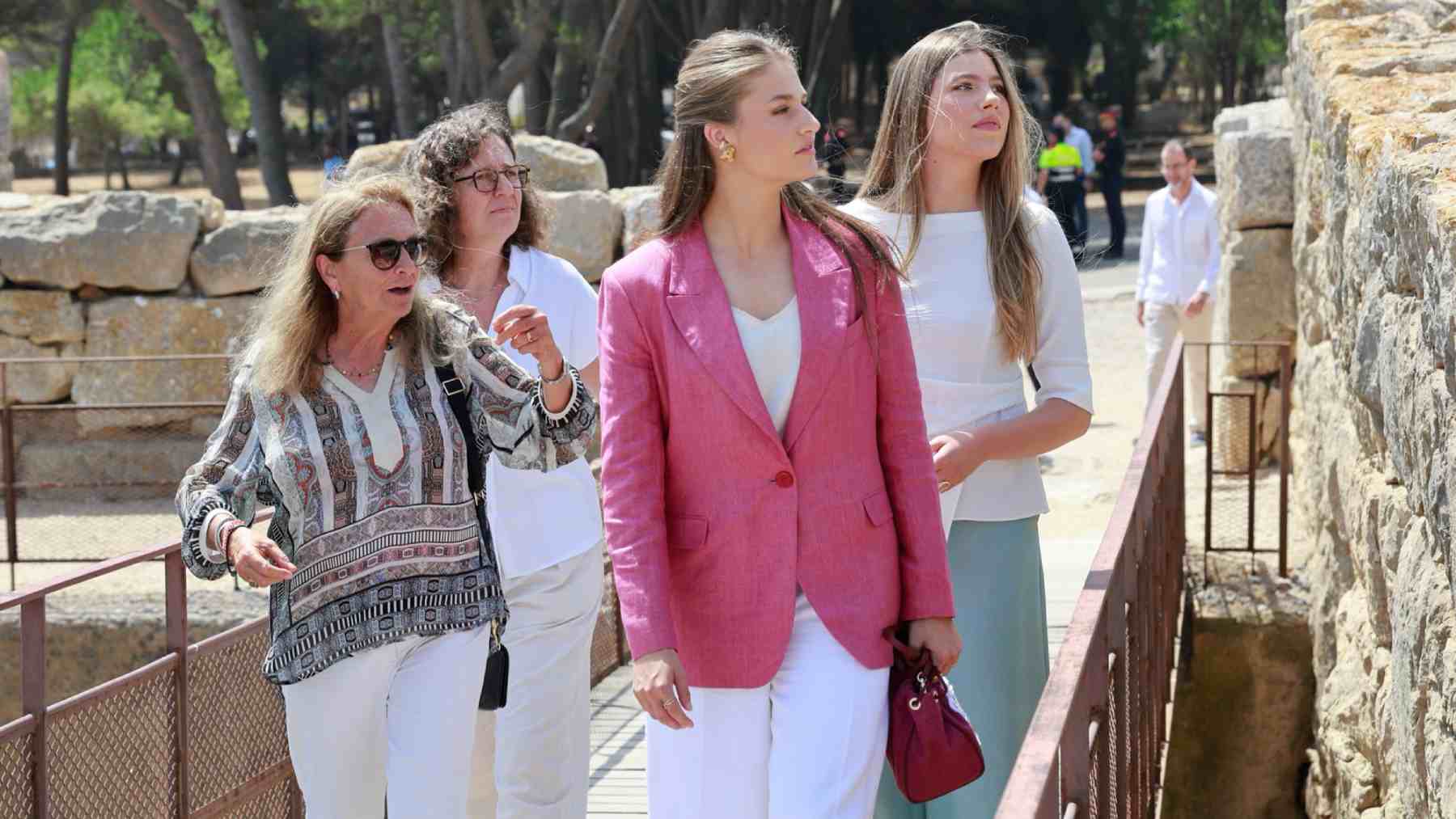La princesa Leonor y la infanta Sofía en el conjunto arqueológico de Empúries. (Foto: Casa Real)