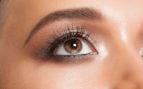 Ni eyeliner grueso ni sombras oscuras: así se maquillan los ojos achinados para agrandar la mirada