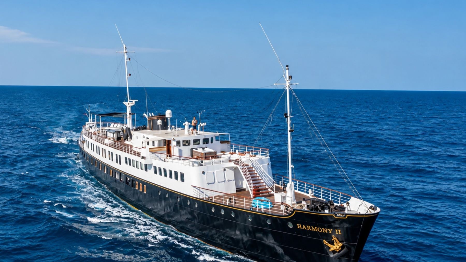 Así es el yate más extravagante que navega por Ibiza: un antiguo ferri con casino, bodega... y cuesta 20.000 euros al día