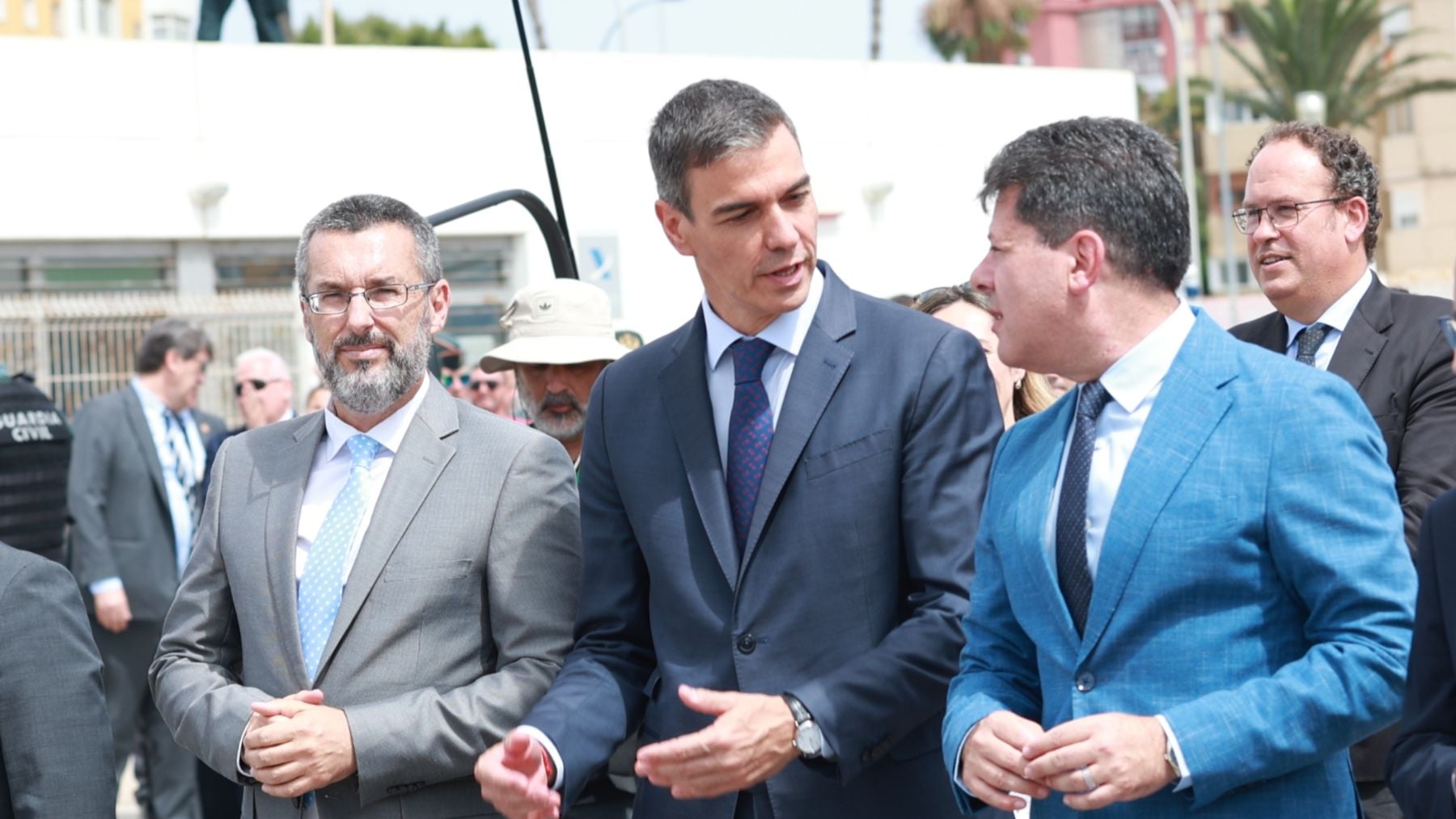 Sánchez celebra la cesión definitiva ante Gibraltar tras la demolición de la Verja: Cae el último muro de Europa