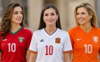 Las reinas con las equipaciones de sus selecciones. (Foto: IA)