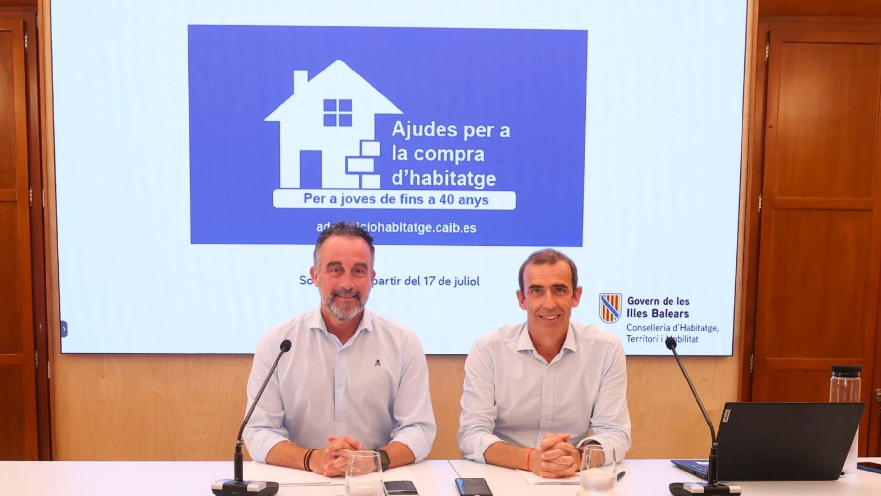 El conseller de Vivienda del Govern, José Luis Mateo y el director general José Francisco Reynés.