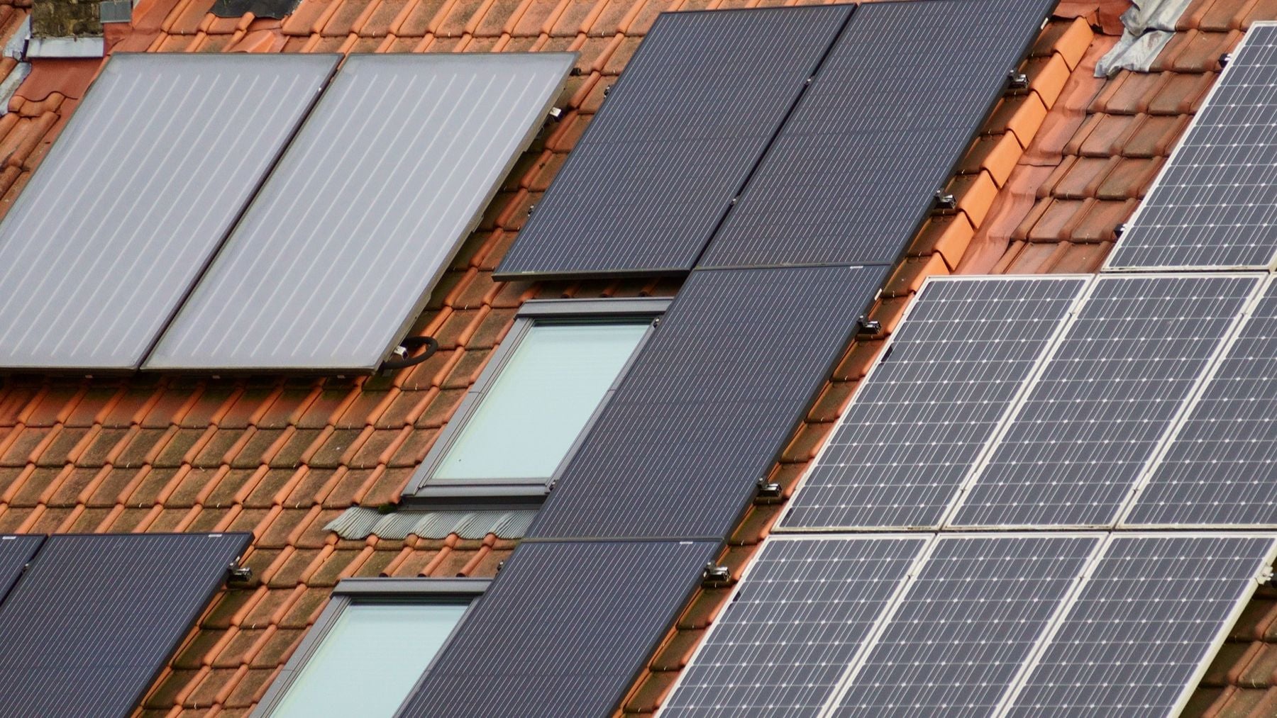 Una familia instala paneles solares en su casa y no dan crédito cuando llega la primera factura de la luz: No estábamos locos
