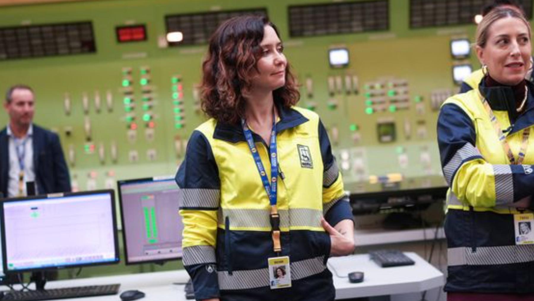 Ayuso durante su visita a la central nuclear de Almaraz.