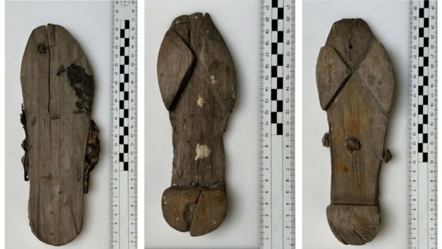 Zuecos de madera del conjunto Vindolanda. Foto: Vindolanda (W-2017-77; W-2017-105; W-2015-25)