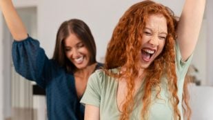 Dos mujeres festejando de alegría. Foto: Magnific