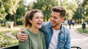 Dos personas felices en un parque