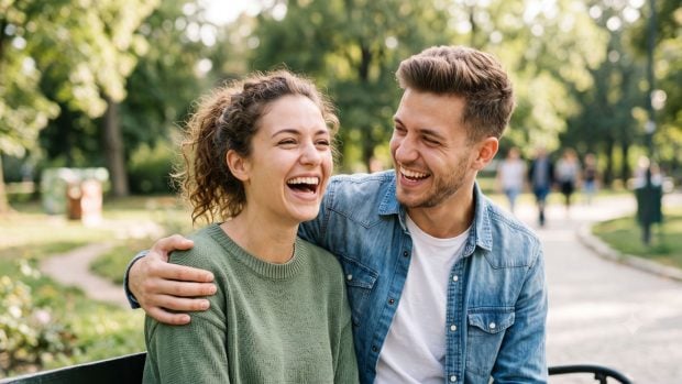 Dos personas felices en un parque