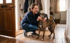 Persona con su perro en casa