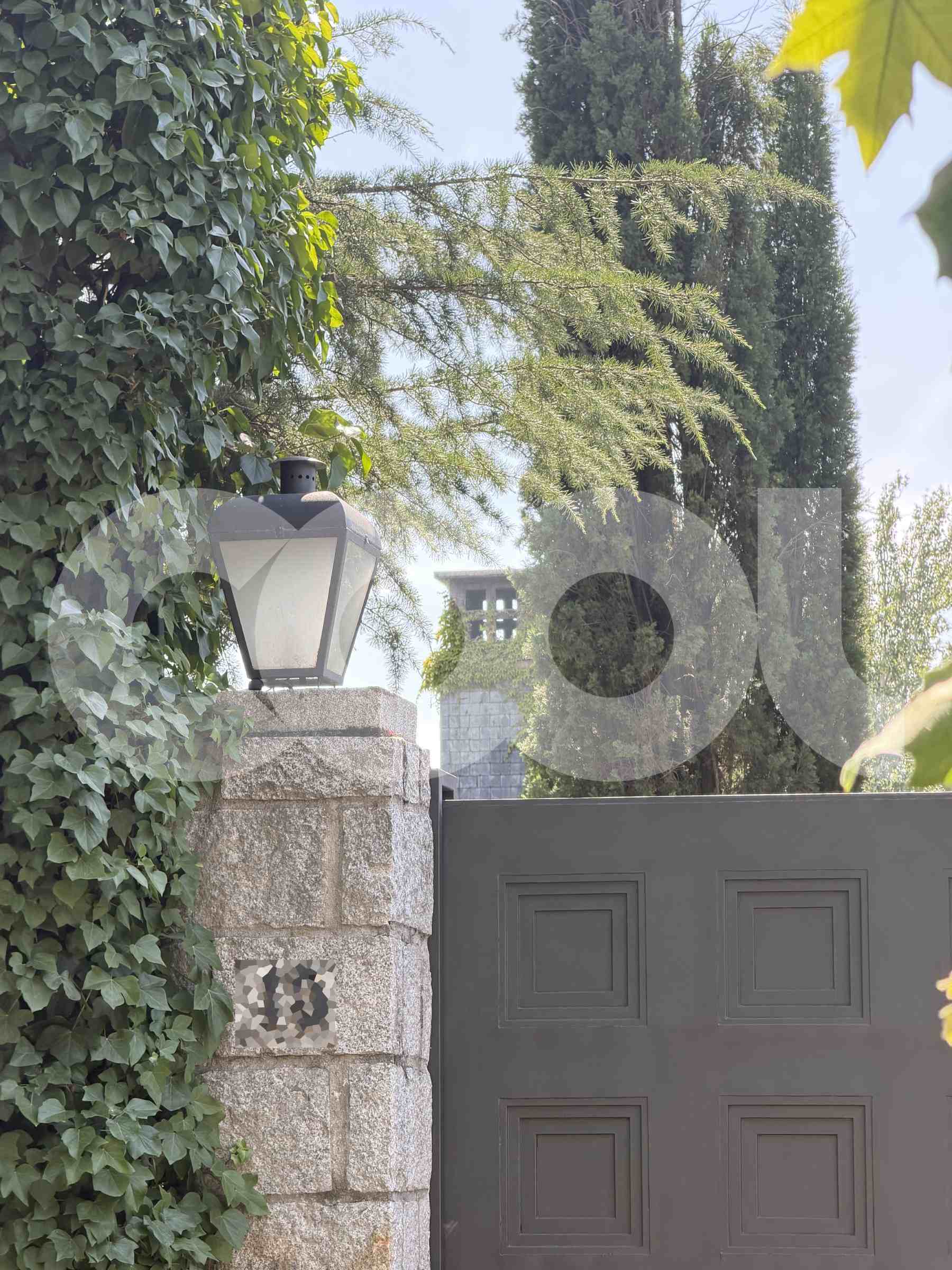 Exteriores de la casa de Isabel Preysler. (Foto: COOL)