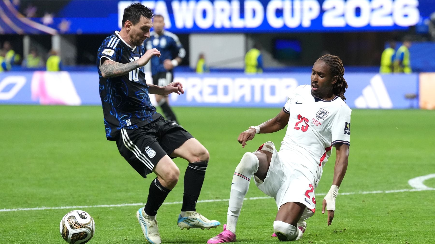 Otro empujón de la FIFA: Messi dejó cojeando a Spence justo antes del segundo gol de Argentina