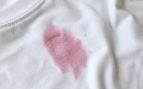 Mancha rosa en la ropa por la lejía