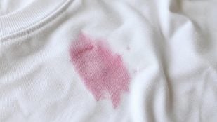 Mancha rosa en la ropa por la lejía