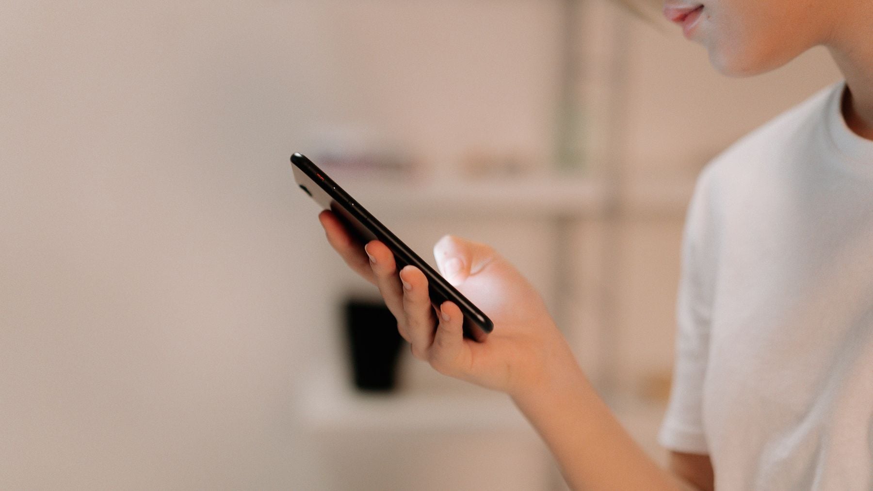 La psicología dice que las personas que no contestan a los mensajes de WhatsApp no son antipáticas, en realidad es una señal de que han desarrollado apego evitativo