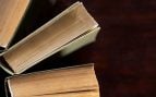 Libros antiguos vistos desde arriba. Foto: Magnific