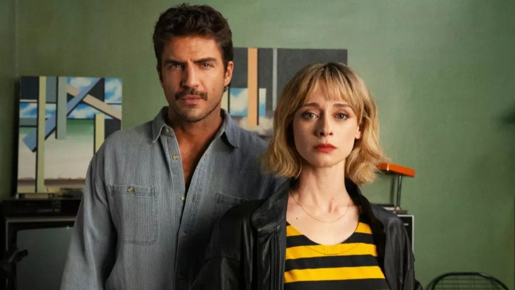 Maxi Iglesias y Elena Rivera en ‘La dama del norte’. (Netflix)