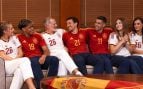 Los Reyes Felipe y Letizia junto a la princesa Leonor, la infanta Sofía y varios jugadores de La Roja. (Foto: Europa Press/IA)