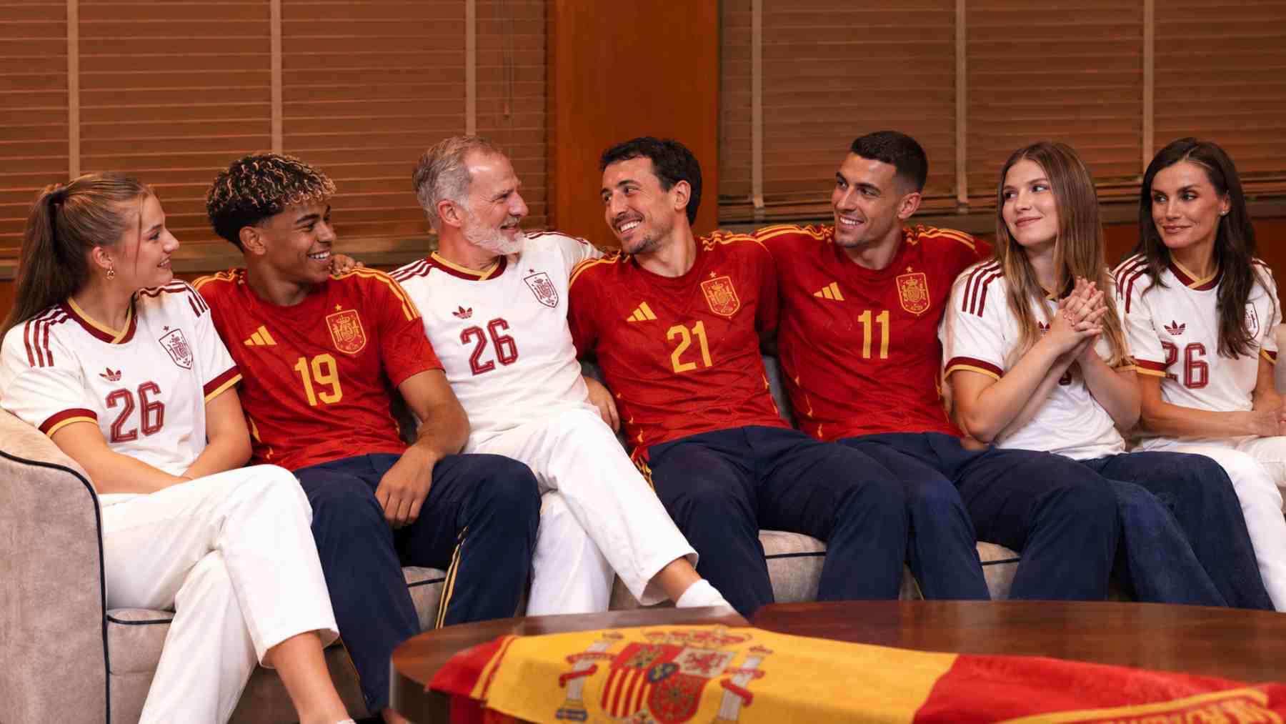 Los Reyes Felipe y Letizia junto a la princesa Leonor, la infanta Sofía y varios jugadores de La Roja. (Foto: Europa Press/IA)