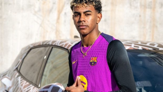 Lamine Yamal y un Cupra Raval camuflado